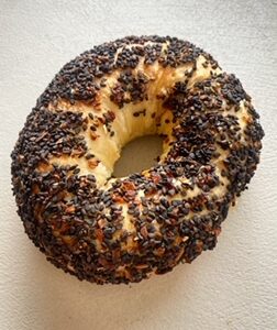 Bagel de Ajonjoli Negro 120gr, paquete de 4pzs.